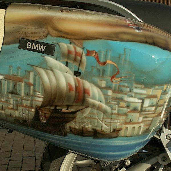 Аэрография на мотоцикле BMW - тема путешествия