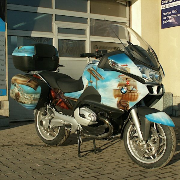 Аэрография на мотоцикле BMW - тема путешествия