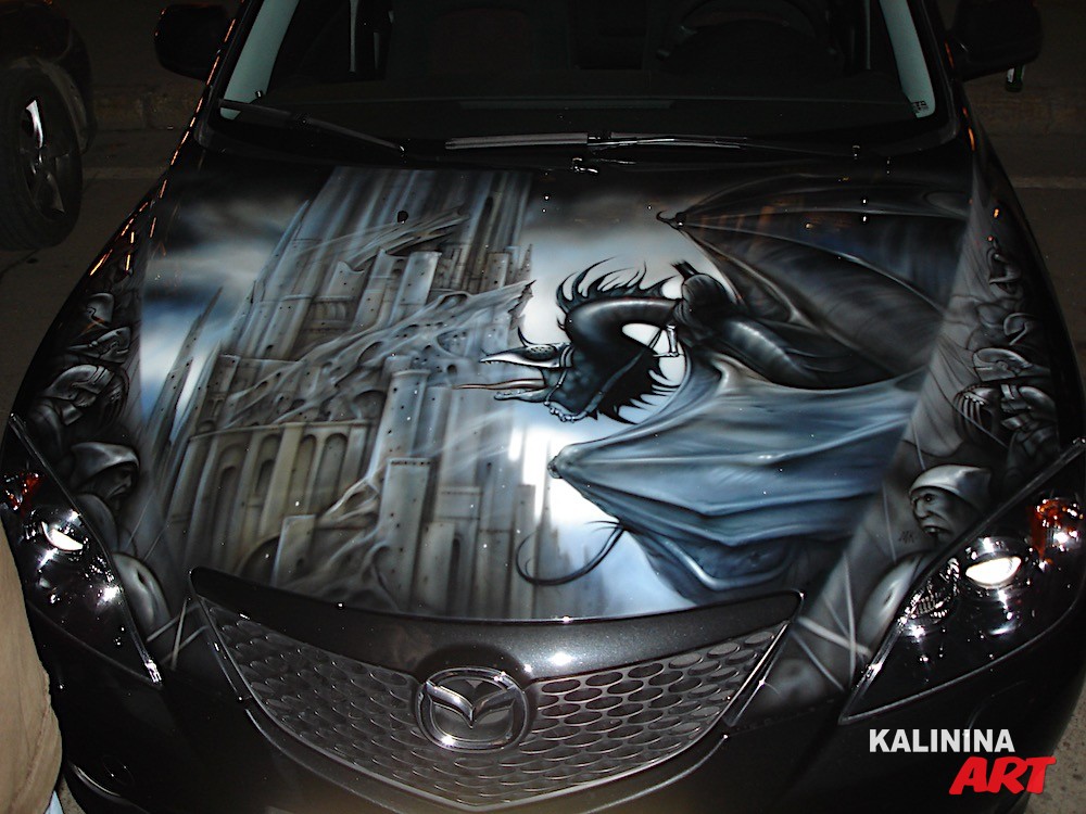 Рисунок на капоте Mazda - дракон