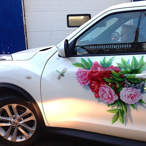 Рисунок на двери автомобиля "Цветы"